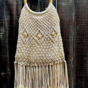 Cream Purse Vintage from 60-70’s in Excellent condition.  Bamboo Handle.